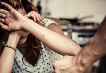 Bărbat gelos, cercetat după ce și-a bătut soacra, apoi soția