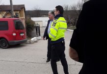 Bătaie, în ședința de Consiliu Local Fărcășești! Fostul primar Bălu, lovit cu capul în gură de șoferul edilului liberal Drăgoescu