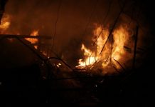 Casă din Novaci, cuprinsă de flăcări de la un incendiu de vegetație