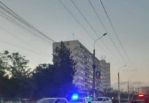 O șoferiță în stare de ebrietate a plecat la bar, după ce a lovit un pieton cu mașina