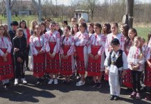 Clacă, la Biserica Pișteștii din Deal! Satul, în straie de sărbătoare, la Scoarța!