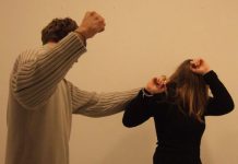 Amenințată cu un cuțit de propriul frate