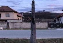 Video: Cadeee, dă-te bă că cade stâlpul la intrare în Câlnic! Primarul Vulpe e protejat, n-are drum prin zonă