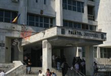 Protest cu banderole albe al grefierilor de la instanțele din Gorj