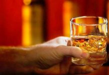 Reținut după ce a furat o sticlă de whisky