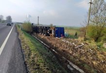 Un tirist din Dragotești s-a răsturnat la Ișalnița! TIR-ul, plin de scutece pentru copii