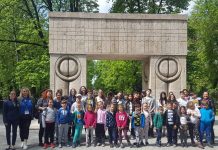 FOTO: Operele brâncușiene, vizitate de elevi din Deva