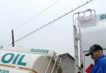 Cisternă plină cu combustibil, răsturnată în fața unei bezinării din Cîlnic! Mașina, avariată de șanțurile săpate prost pentru canalizarea comunei