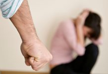 Şi-a ameninţat nevasta în sediul poliţiei. „Îţi tai tendoanele!”