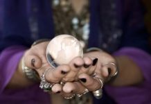 Femeie păcălită prin metoda ”Ghicitul”