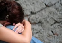 Femeie agresată și dată afară din casă de propriul fiu