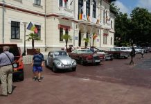 Expoziție de automobile de epocă, în Piața Prefecturii