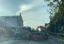 Accident de microbuz la Târgu-Jiu! Vehiculul de transport persoane s-a ciocnit cu o maşină