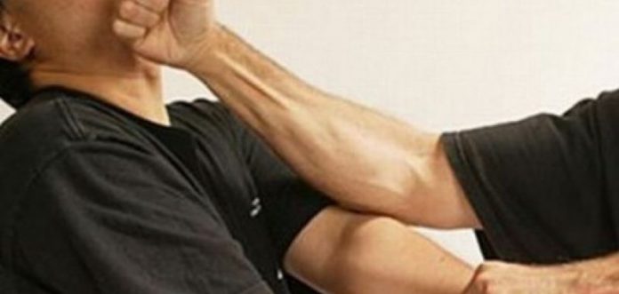 Bătaie cu pumnii și picioarele într-un bar din Crasna