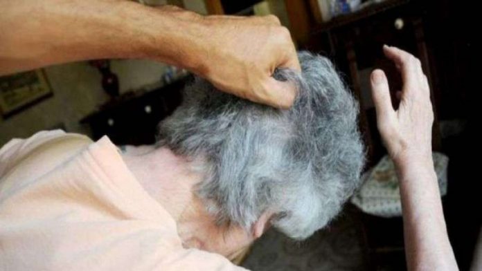 Scandal la Albeni. Bătrână, bătută de nepot