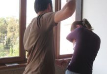 Tânără agresată de fostul concubin, în timp ce se afla la serviciu