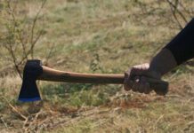 Şi-a lovit soţia cu toporul. Femeia, operată de urgenţă!