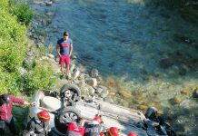 VIDEO: Accident la Novaci! O mașină a căzut de pe un pod