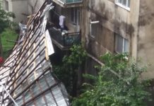 FOTO: Acoperiș căzut pe mașini, la Târgu-Cărbunești