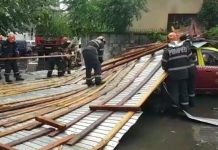 Cinci autoturisme avariate, după ce un acoperiş a fost luat de vânt, la Târgu-Jiu