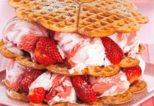 Reţeta săptămânii – Turn de napolitane cu îngheţată şi căpşune