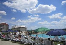 Opt copii instituționalizați au intrare gratis la ștrandul municipal din Motru
