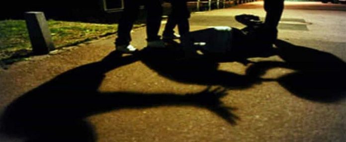 Bărbat din Godinești, bătut zdravăn de doi adolescenți