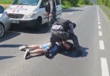 VIDEO: Unul dintre agresorii care au bătut un om de afaceri cu ranga, pe o stradă din Târgu-Jiu, ridicat de polițiști din trafic