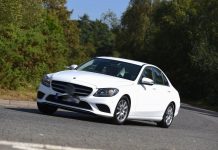 Femeie fără permis de conducere, prinsă la volanul unui autoturism de lux