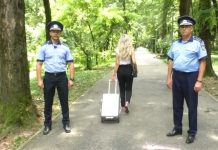 VIDEO: Purtătorii de cuvânt ai IPJ Gorj, filmați într-o ipostază inedită, în Parcul Central
