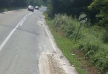 Constructorul de pe DN67B reabilitează, mai ales, în afara părții carosabile! Poliții și primării, cu asfalt proaspăt turnat, iar gropile sunt astupate artizanal