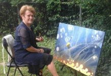 O pensiune din Turcinești expune în weekend tablourile unei pictorițe din Cluj