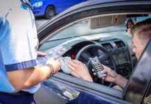 4 puncte penalizare şi între 6 şi 8 puncte de amendă pentru şoferii care fac live la volan