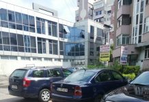 Mașini parcate pe trotuar, în buricul Târgului! Nicio sancțiune, locatarii nemulțumiți