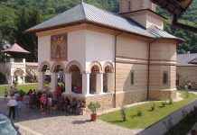 Sfântă Liturghie Arhierească la Hramul Mănăstirii Polovragi, judeţul Gorj – ,,Maica Domnului este preamărită, pentru că o vedem în clipa «adormirii» cu Mântuitorul Hristos lângă dânsa, cu îngerii şi cu toate puterile cereşti”!