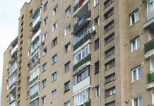 Tânăr salvat de o copertină după ce a căzut de la etajul 2