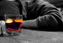 A adormit pe terasa barului și a fost jefuit