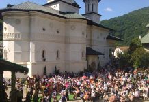 Sfântă Liturghie Arhierească la Sărbătoarea «Schimbarea la Faţă a Domnului», de la Mănăstirea Lainici, Gorj – “Schimbarea la Faţă, Sărbătoarea deosebită din Postul Adormirii Maicii Domnului, ne surprinde şi anul acesta cu bucurii, cu daruri duhovniceşti”!