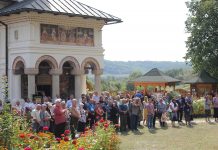 Sfântă Liturghie Arhierească la Mănăstirea Târgu-Logreşti, judeţul Gorj – ,,Pe Sfinţii Ioachim şi Ana să-i cinstim prin rugăciune, să le amintim numele, iar aceste nume să le dăm copiilor noştri”!