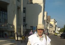 VIDEO: Protest cu mesaje dure, la Palatul Justiției din Târgu-Jiu, făcut de un septuagenar: ,,M..E magistrați corupți, depravați”!