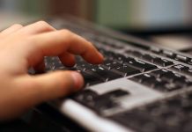 Poliția avertizează: ,,Nu face publică pe internet plecarea de acasă! Ai grijă când dai check-in!”