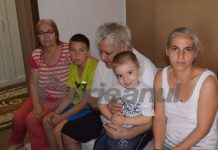 Trei adulți și doi copii trăiesc împreună într-o garsonieră socială de 35 de mp! Copiii dorm alături de doi bătrâni cu handicap, unul fiind complet orb