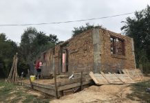 Casă din chirpici, modernizată pentru doi copii din Scoarța