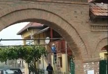 VIDEO: Salariați ai Primăriei Stănești, prinși în timp ce îi vopseau pridvorul casei edilului Blideanu, în timpul programului de lucru! Reacția primarului: Și ce, mă!