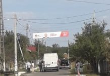 Banner PSD amplasat la Jupânești cu șoferul de pe microbuzul școlar