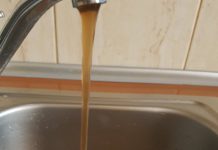 Apa maro la robinetele motrenilor! Consumatorii fac apel la DSP Gorj