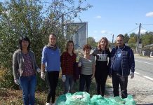 Opt tone de gunoi, strânse în doar câteva ore de funcționarii Primăriei Scoarța, de profesori și elevi! Primarul Stamatoiu, în primul rând