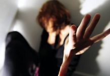 Bărbat din Turcinești, dat afară din casă de polițiști, după ce și-a amenințat soția și copiii