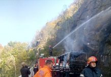 Autocar distrus de flăcări, pe Defileul Jiului