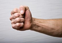 Bărbat din Rovinari, bătut de fiul lui de 18 ani